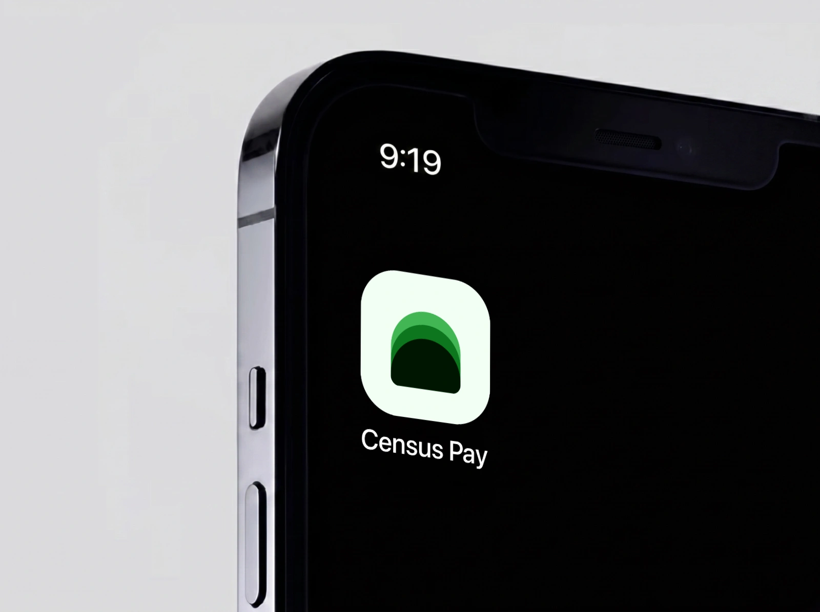 أيقونة تطبيق Census Pay — شعار القوس الأخضر — على شاشة آيفون الرئيسية، وتحتها اسم Census Pay