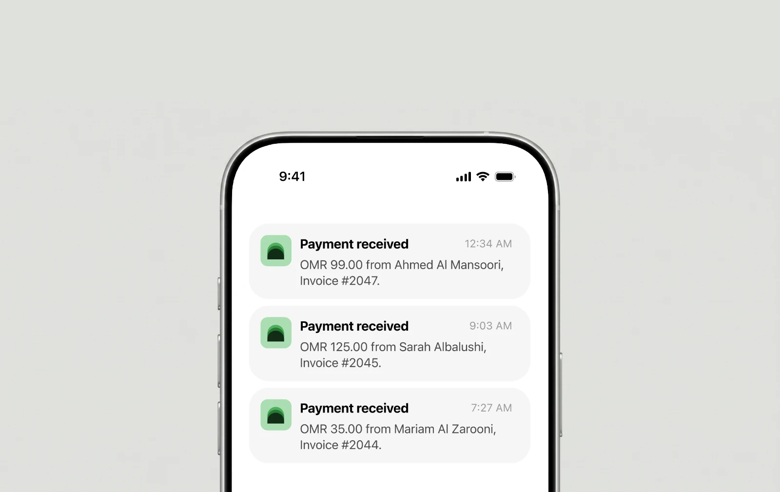 إشعارات آيفون تعرض ثلاثة تنبيهات 'تم استلام دفعة' من Census Pay، كل واحد فيه مبلغ بالريال العماني واسم الدافع ورقم الفاتورة